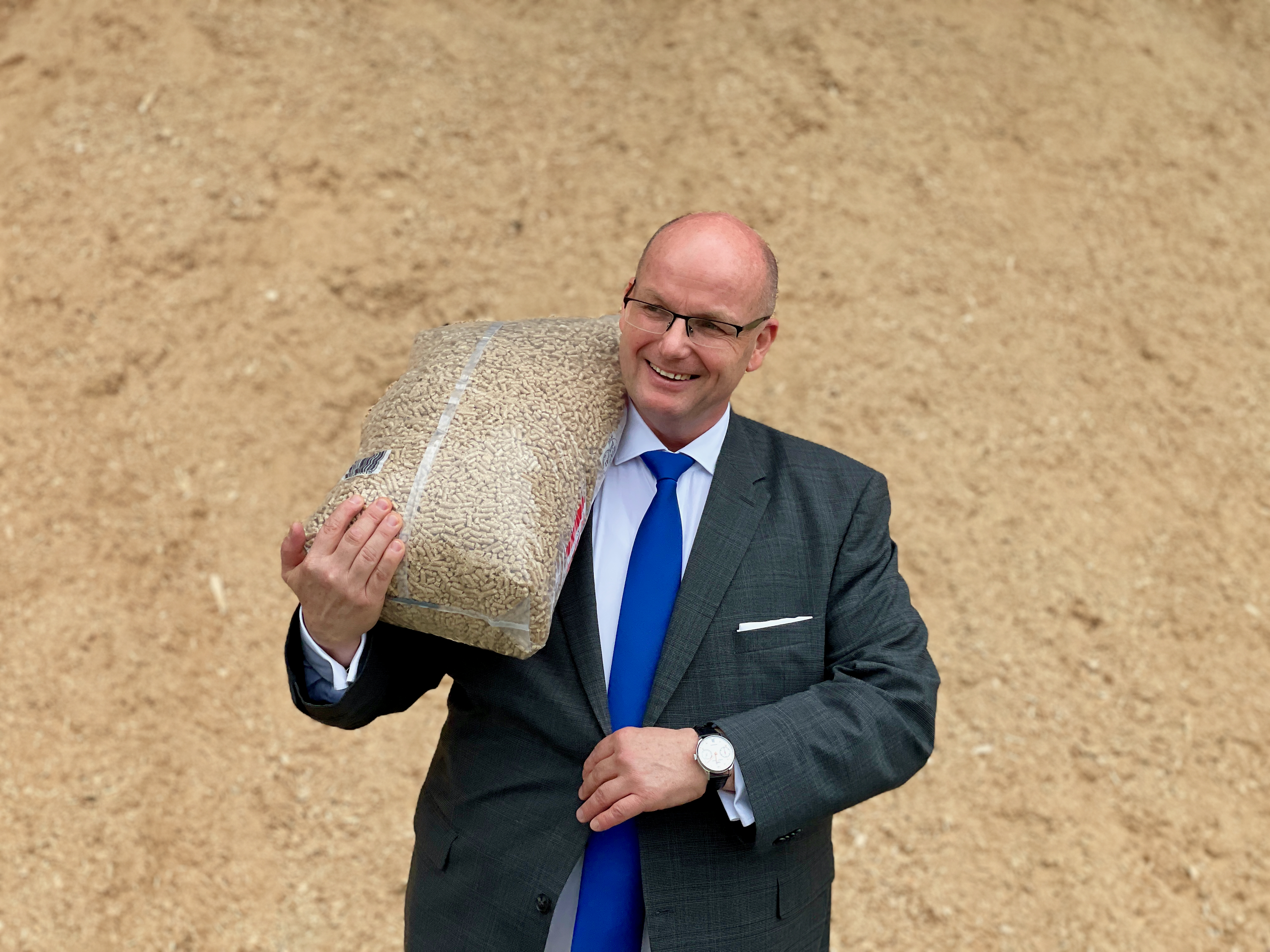 Hans Christian Kirchmeier mit einem Sack Pellets | © proPelletsAustria